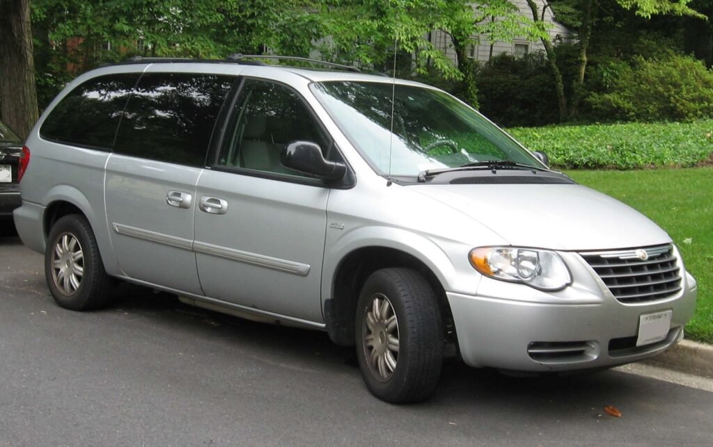 Chrysler Town & Country LX photo