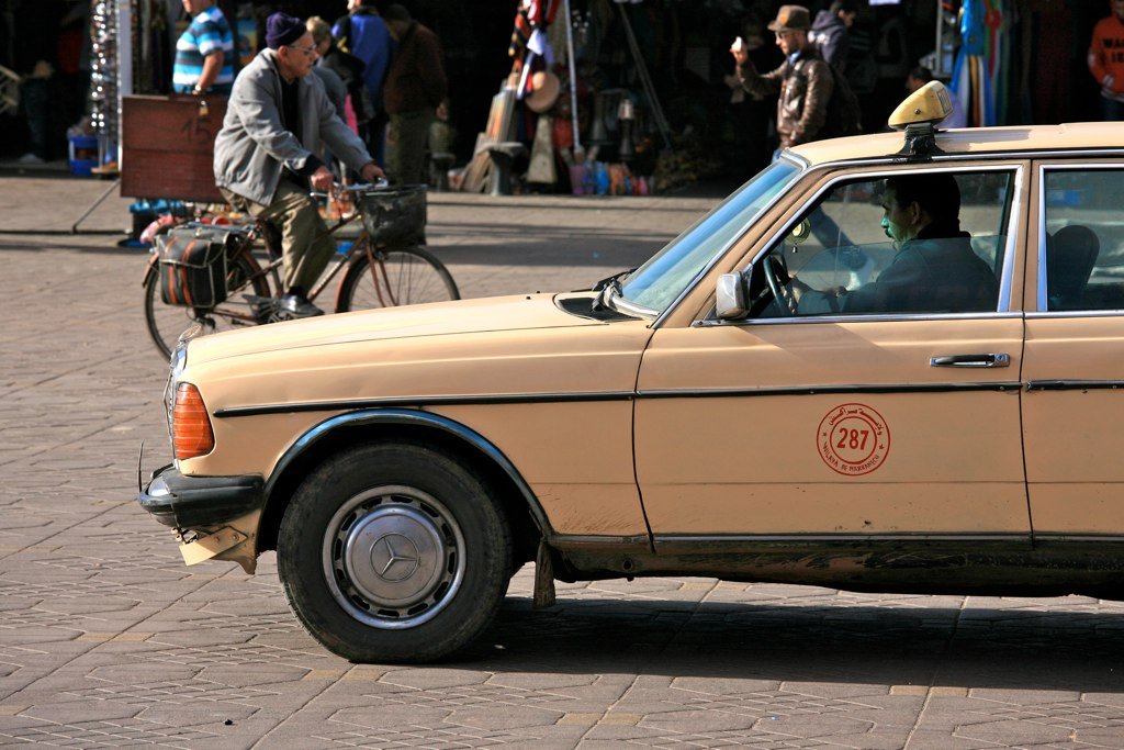 Mercedes-Benz 123 photo