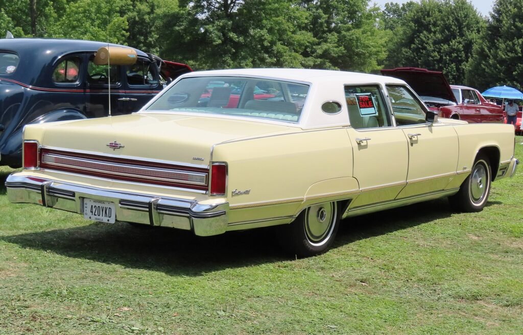 Lincoln Continental Town photo