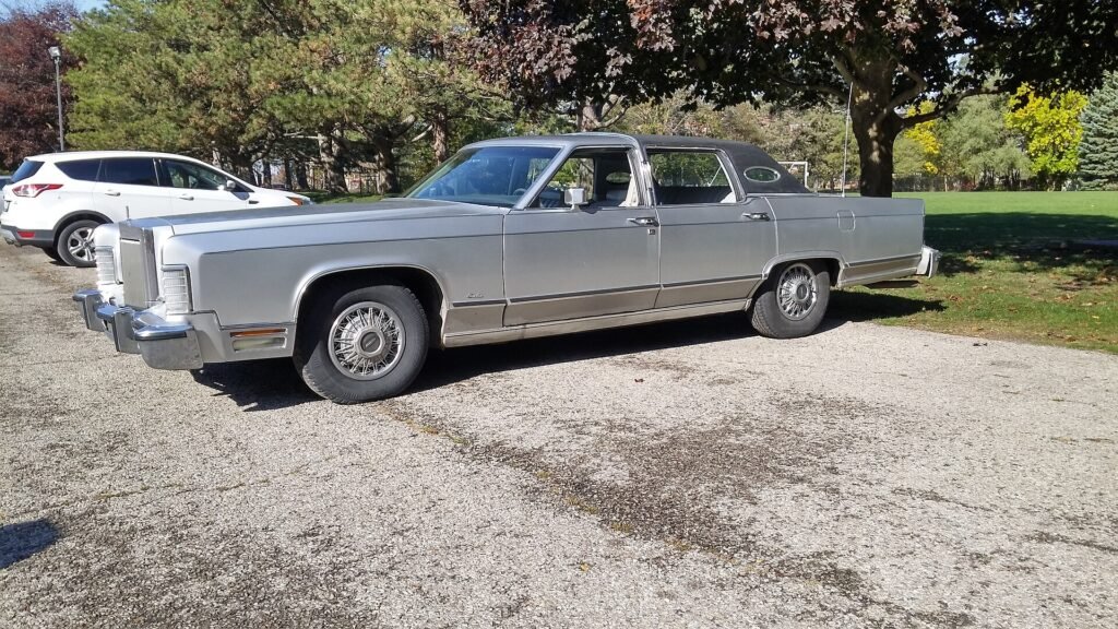 Lincoln Continental Town Car photo