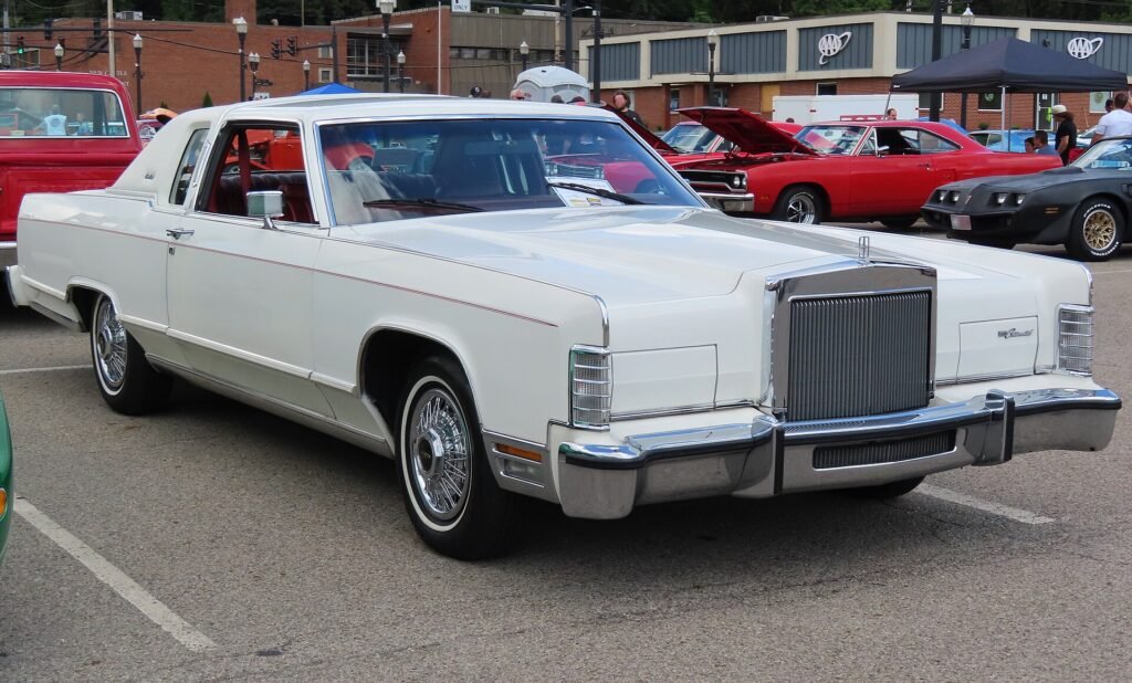 Lincoln Continental Town photo