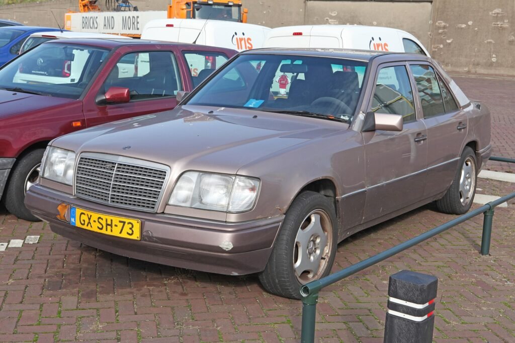 Mercedes-Benz 200 E photo