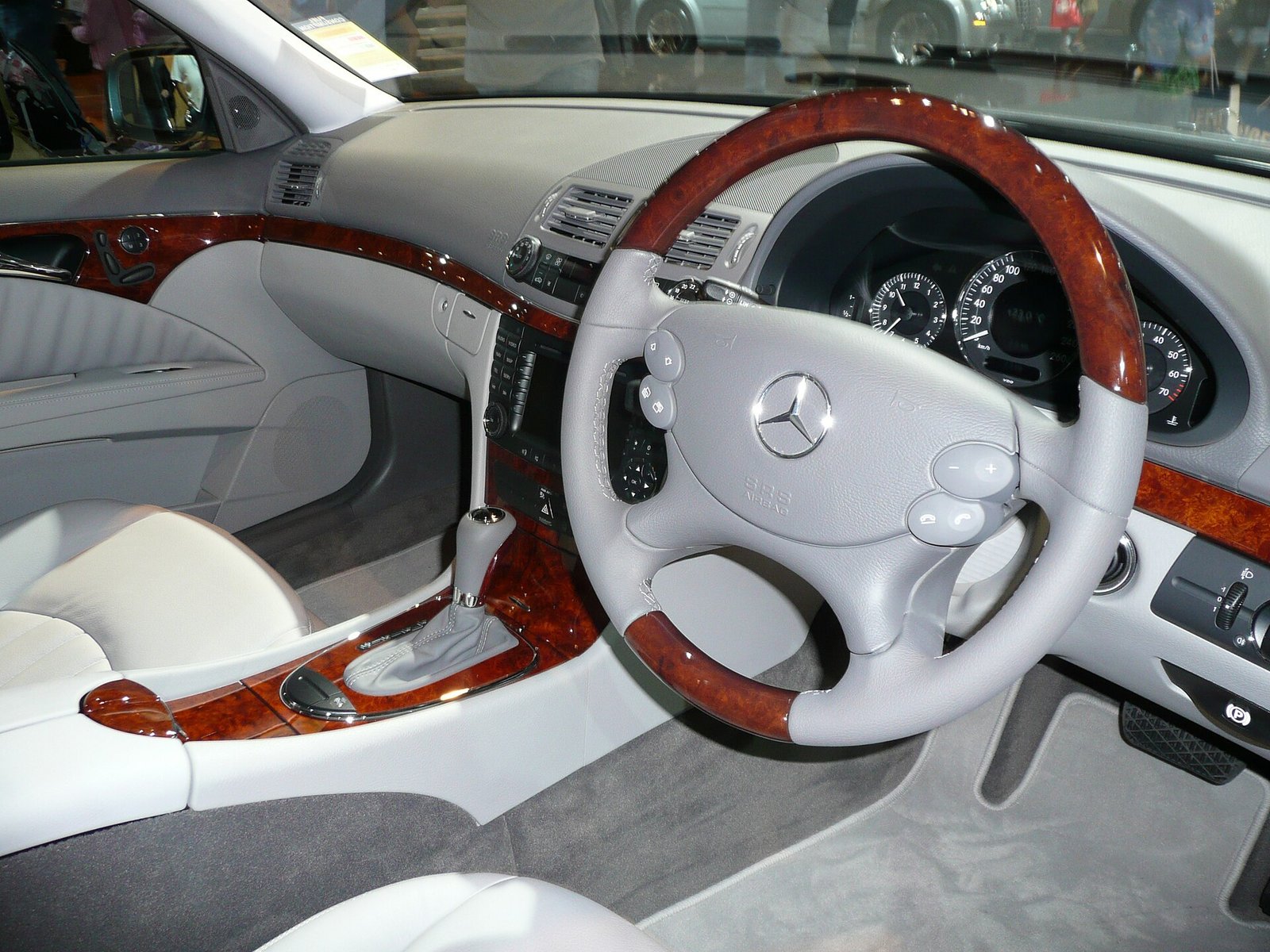 Mercedes-Benz 211