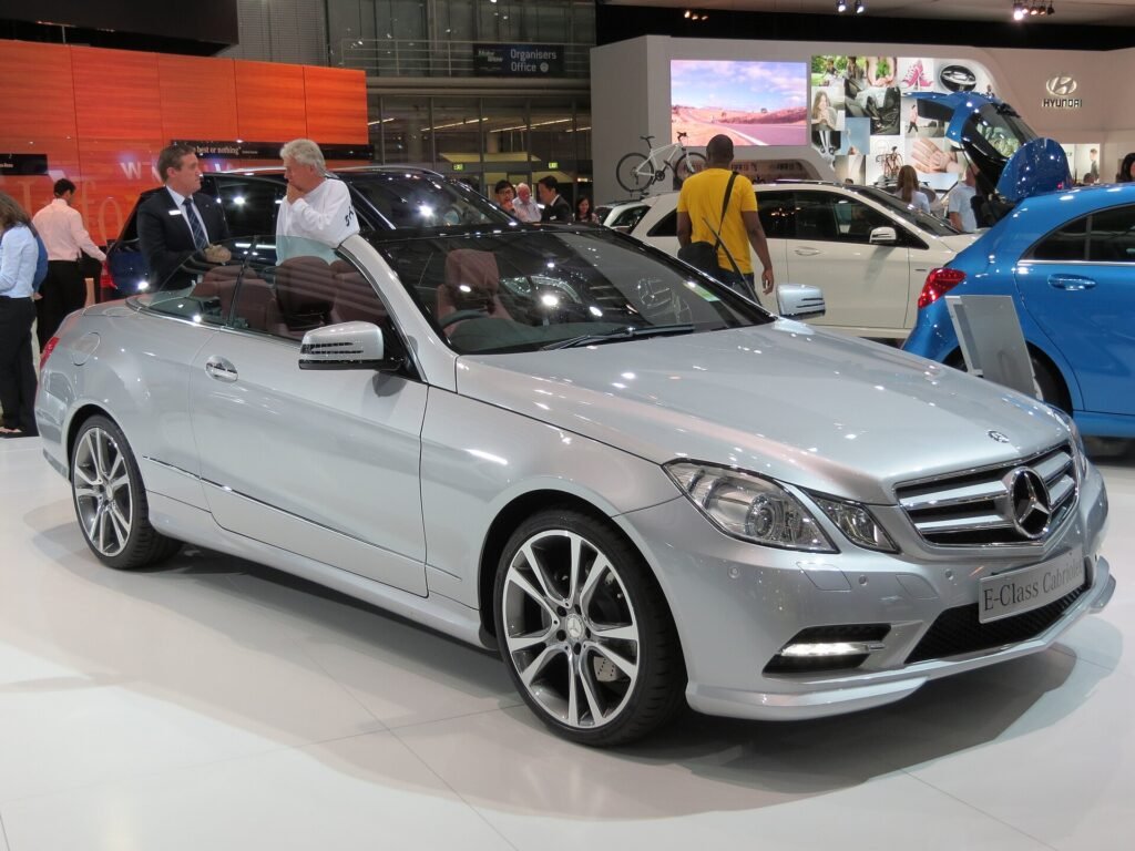 Mercedes-Benz 207 photo