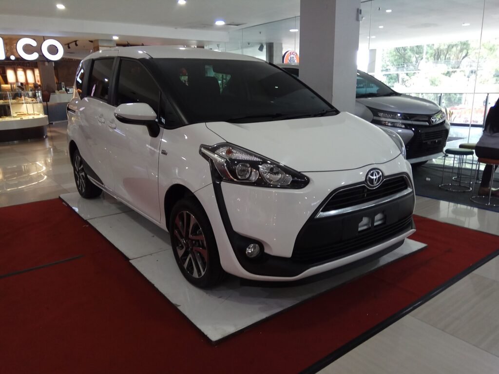 Toyota Sienta photo
