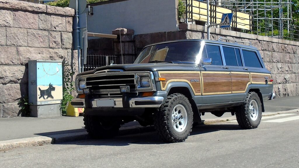 Jeep Grand Wagoneer photo
