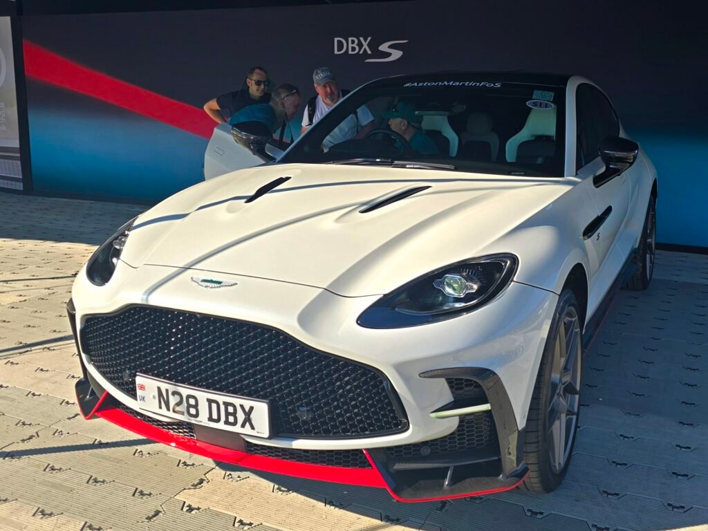 Aston Martin Dbx S photo