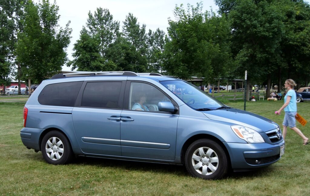 Hyundai Entourage photo