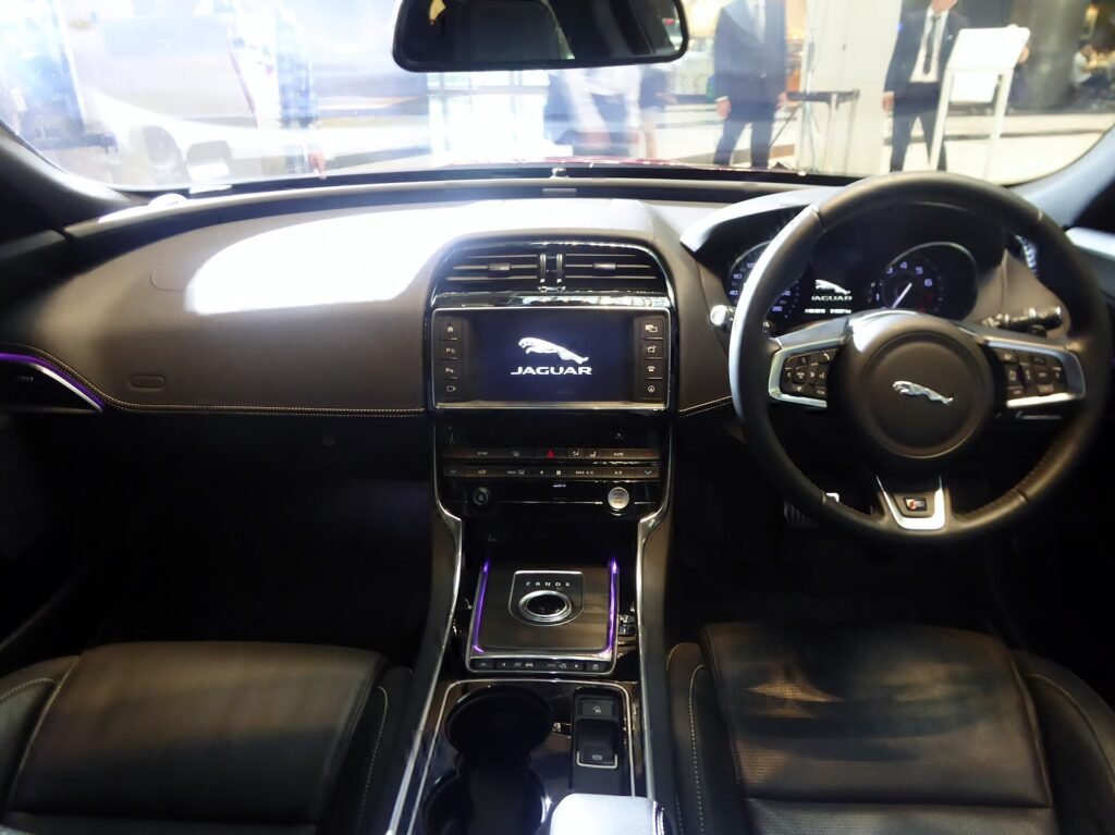 Jaguar Xe photo