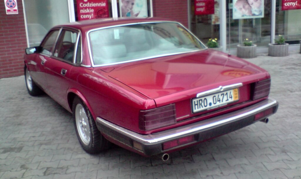 Jaguar XJ40 photo