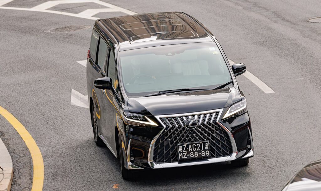Lexus LM photo