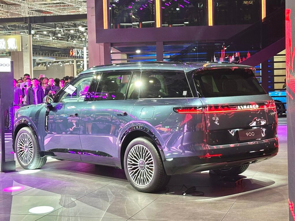 Lynk & Co 900 photo