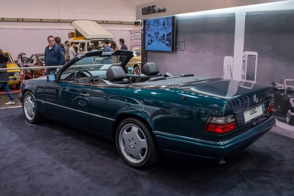 Mercedes-Benz 220 E photo