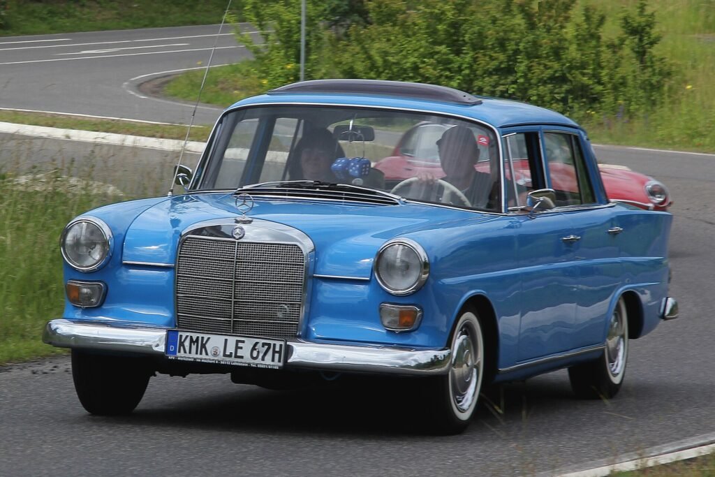 Mercedes-Benz 110 D photo