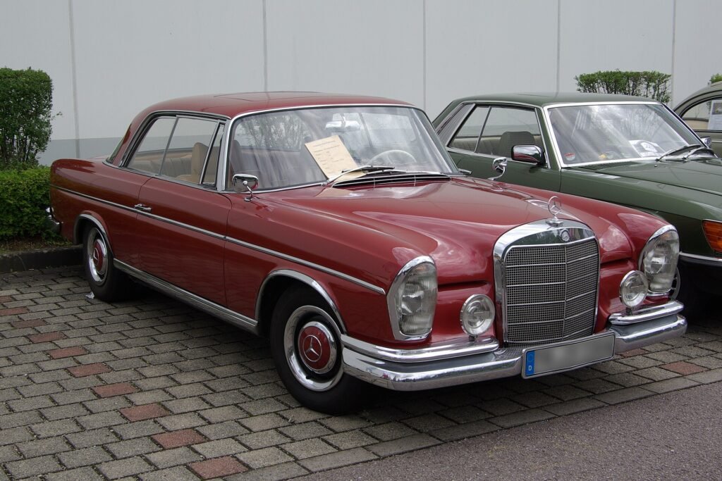 Mercedes-Benz 111 photo