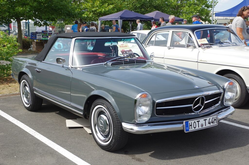 Mercedes-Benz 230 photo