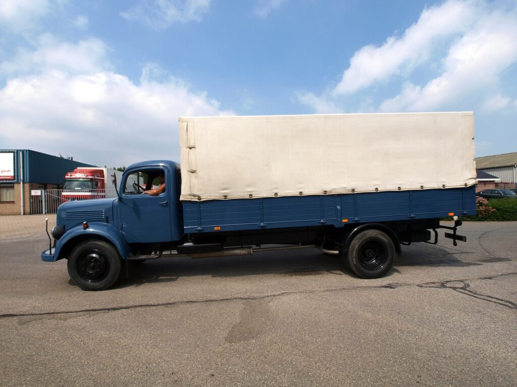 Mercedes-Benz 311 photo