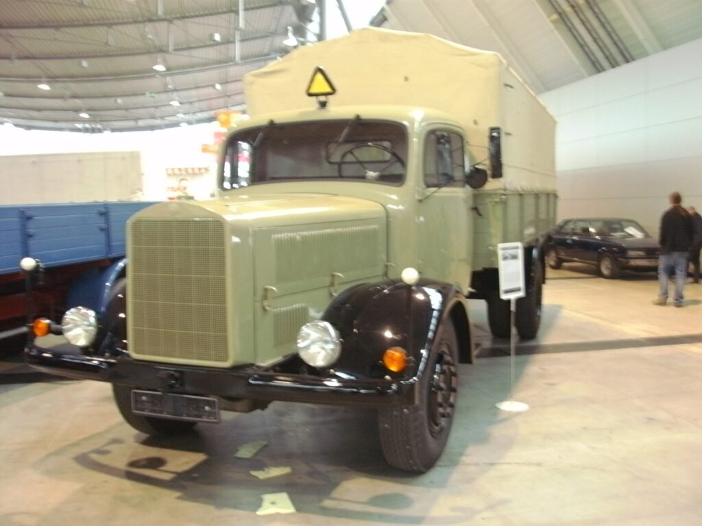 Mercedes-Benz 112 photo