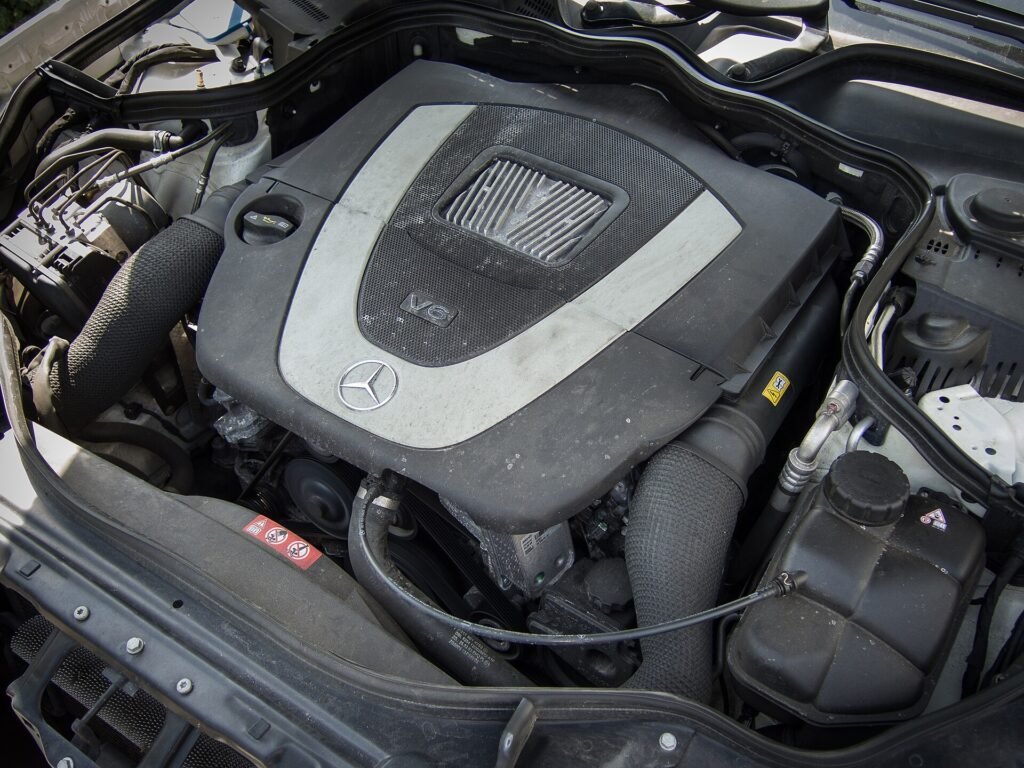Mercedes-Benz 211 photo