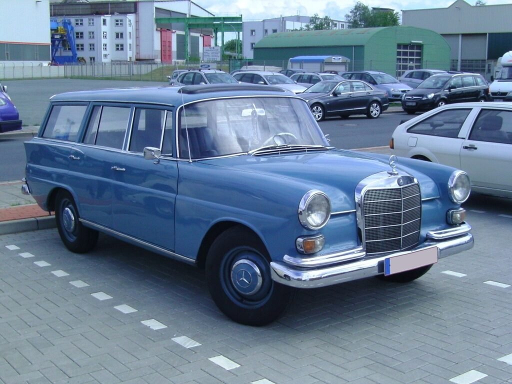 Mercedes-Benz 110 photo