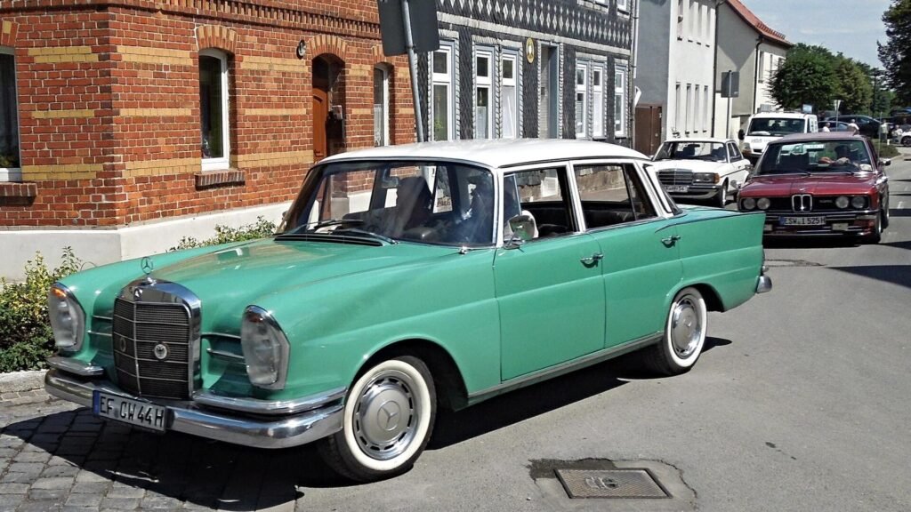 Mercedes-Benz 111 photo