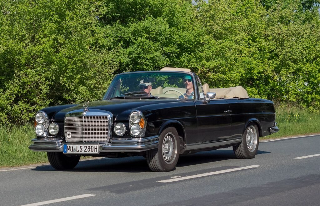 Mercedes-Benz 220 E photo