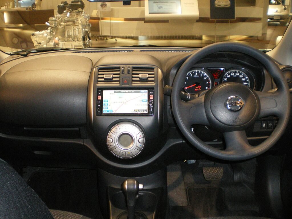 Nissan Latio photo