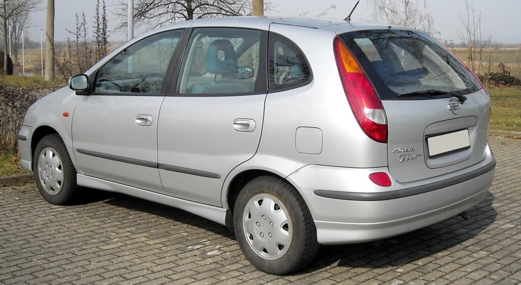 Nissan Almera Tino photo