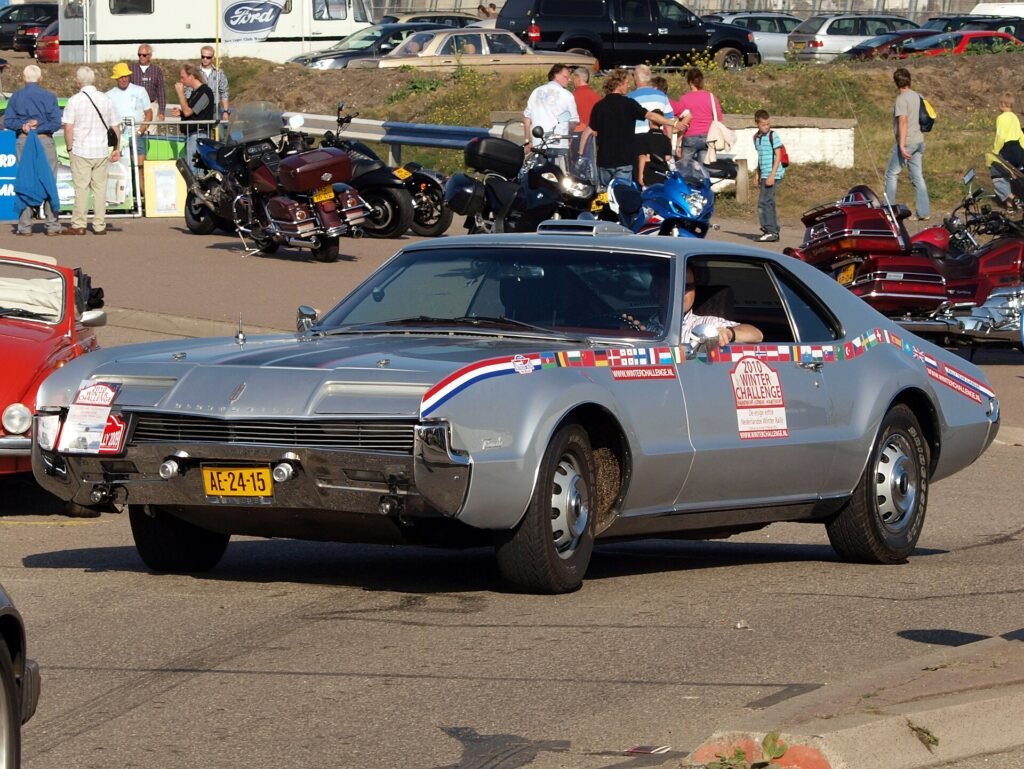 Oldsmobile Tornado photo