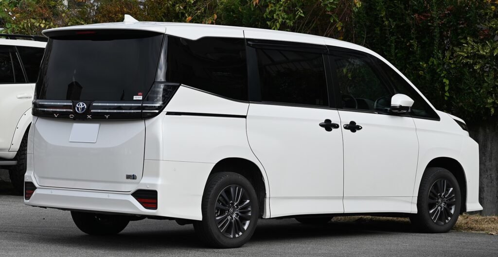 Toyota Voxy photo