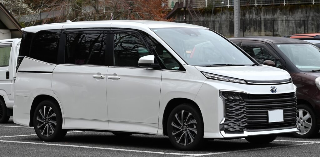 Toyota Voxy photo