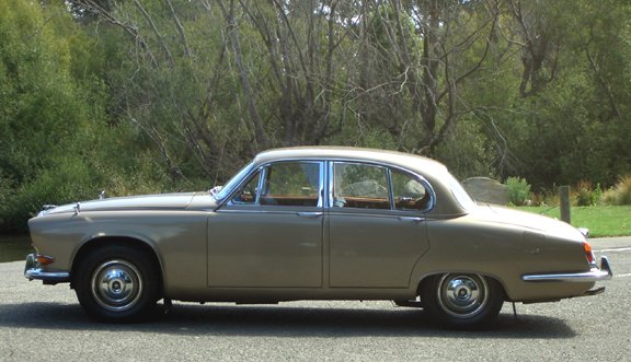 Jaguar 420 photo