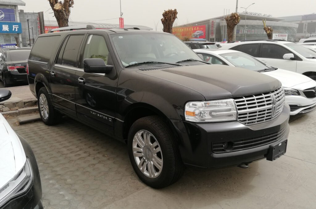 Lincoln Navigator L photo