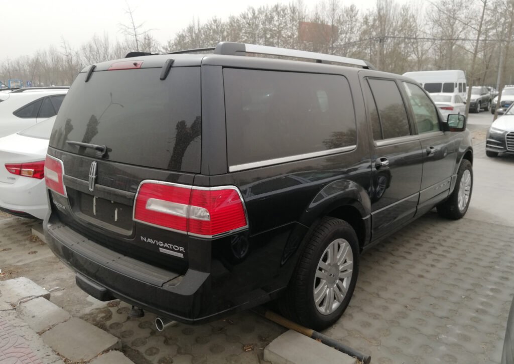 Lincoln Navigator L photo