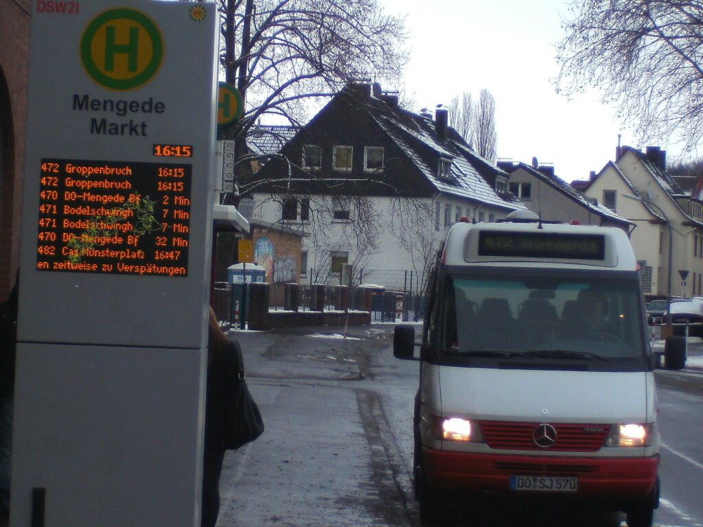 Mercedes-Benz 412 D photo