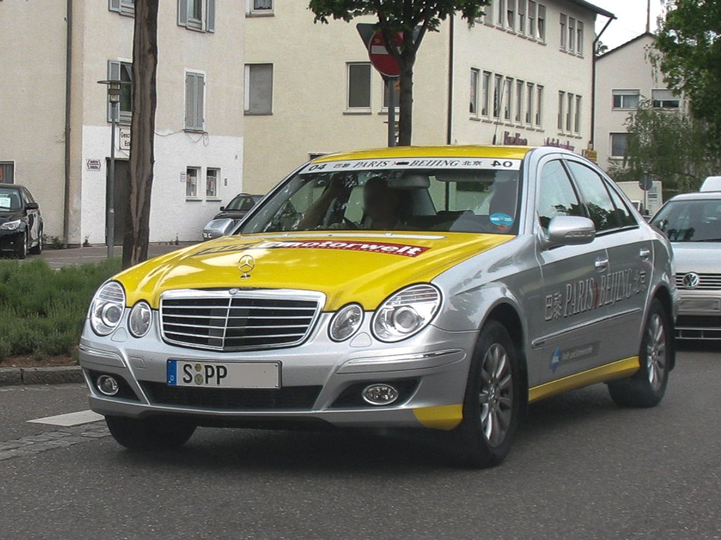 Mercedes-Benz 211 photo