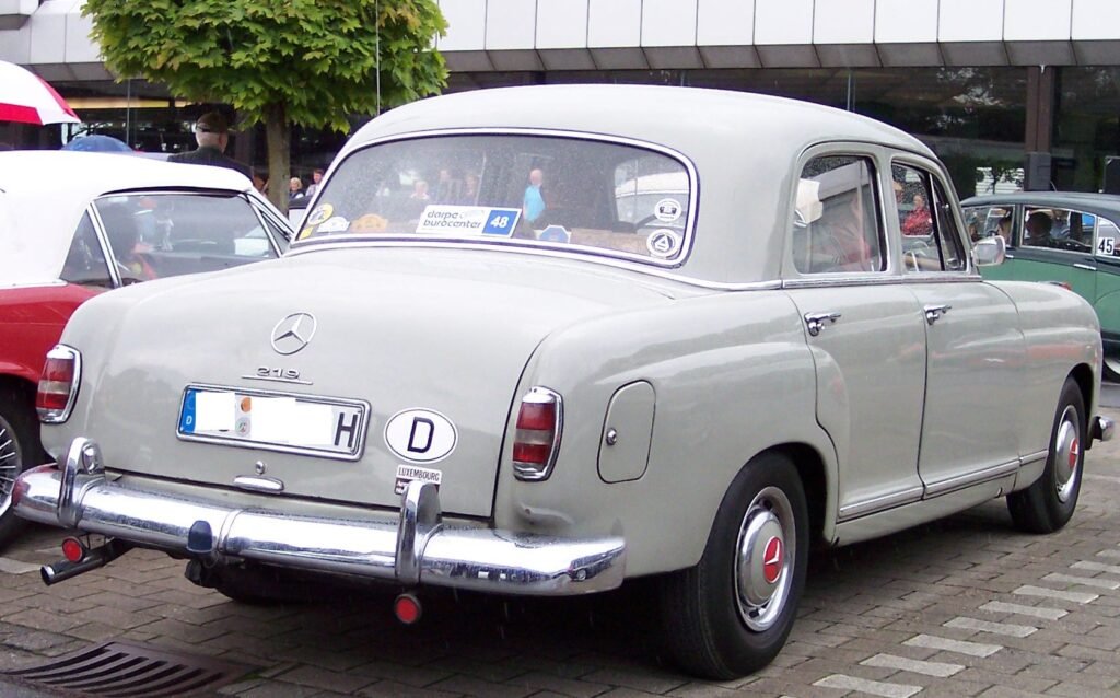 Mercedes-Benz 219 photo