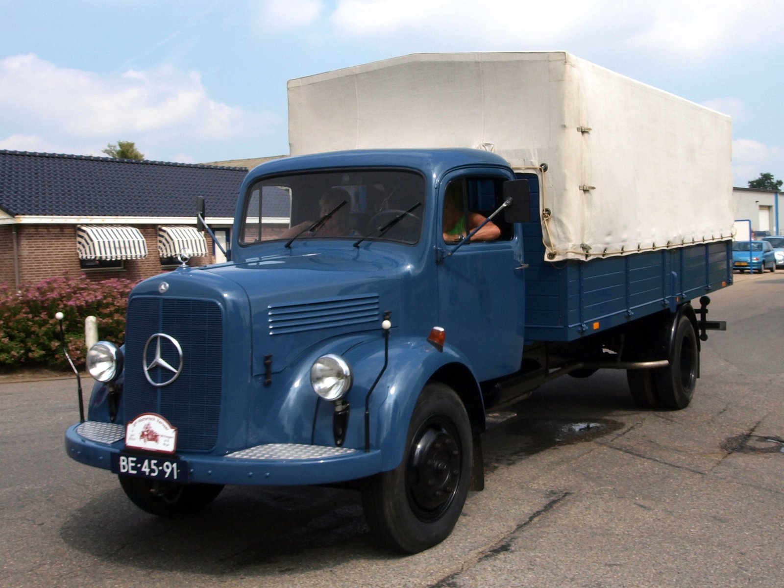 Mercedes-Benz 311