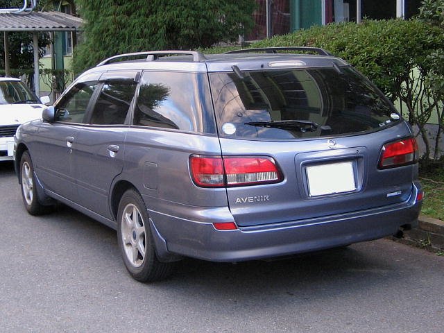 Nissan Avenir photo