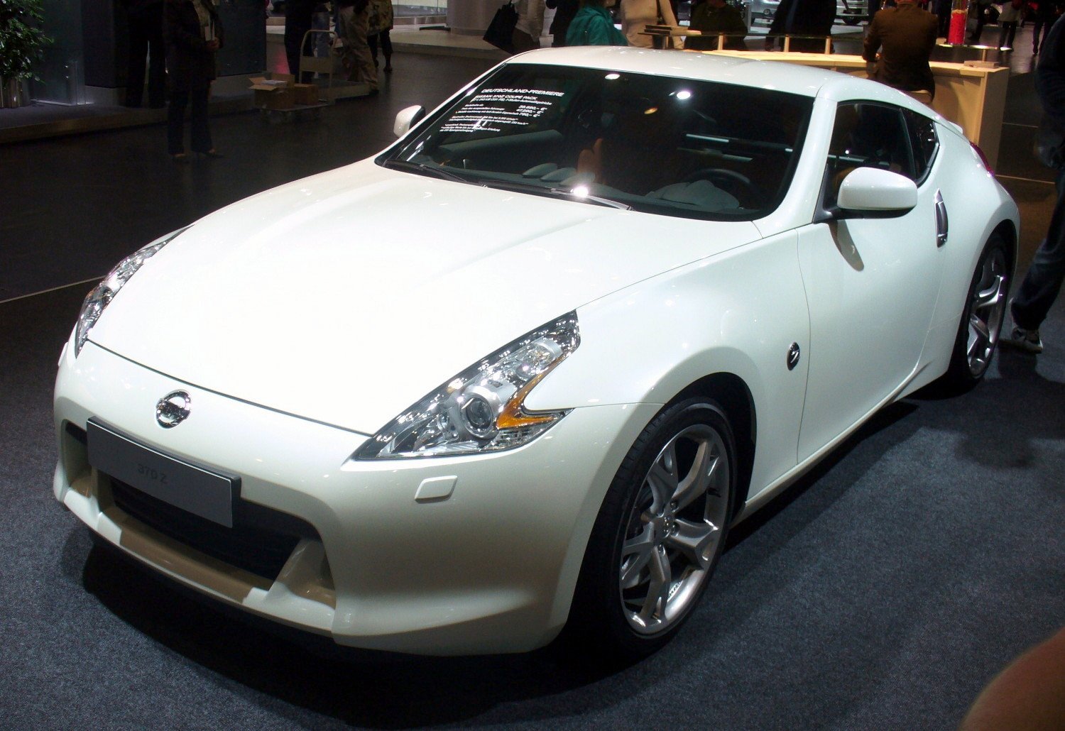 Nissan 370