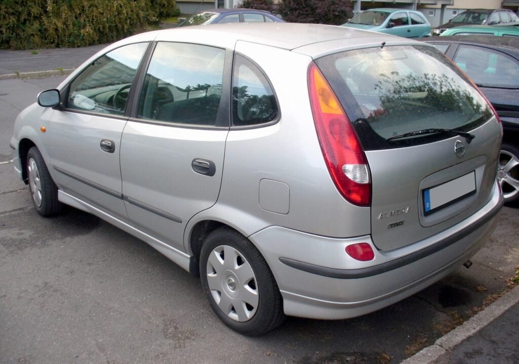Nissan Almera Tino photo