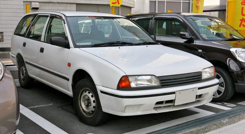 Nissan Avenir photo