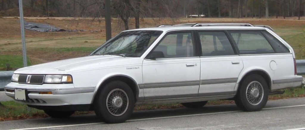 Oldsmobile Cutlass Cruiser photo