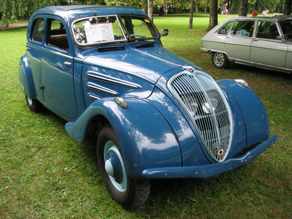 Peugeot 302 photo