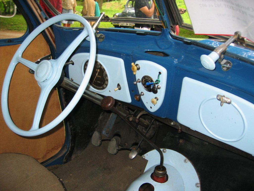 Peugeot 302 photo