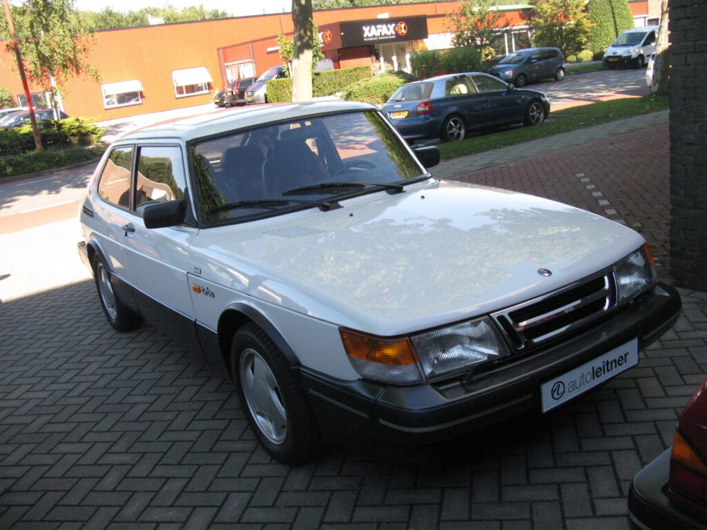 Saab 900 Aero photo