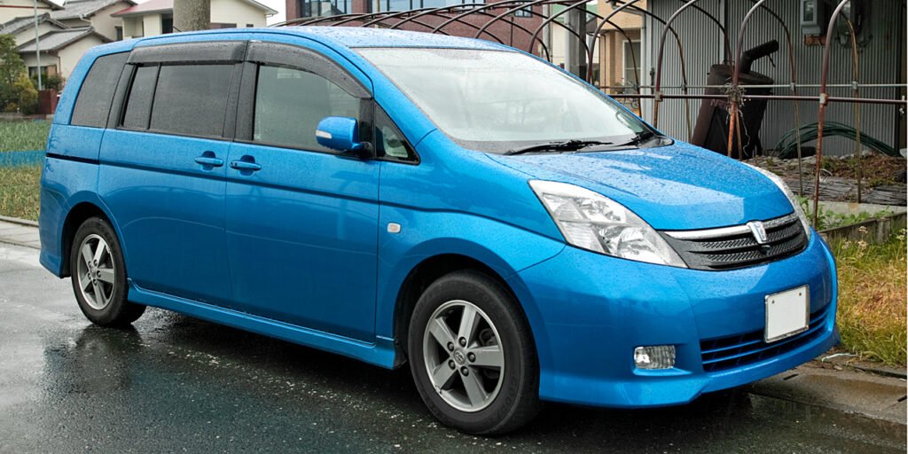 Toyota Isis photo