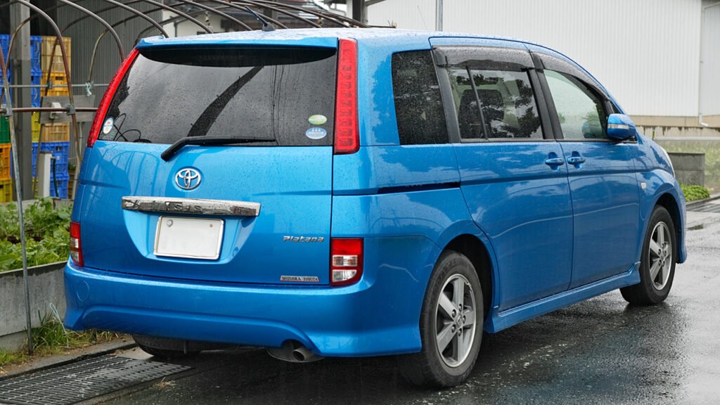 Toyota Isis photo